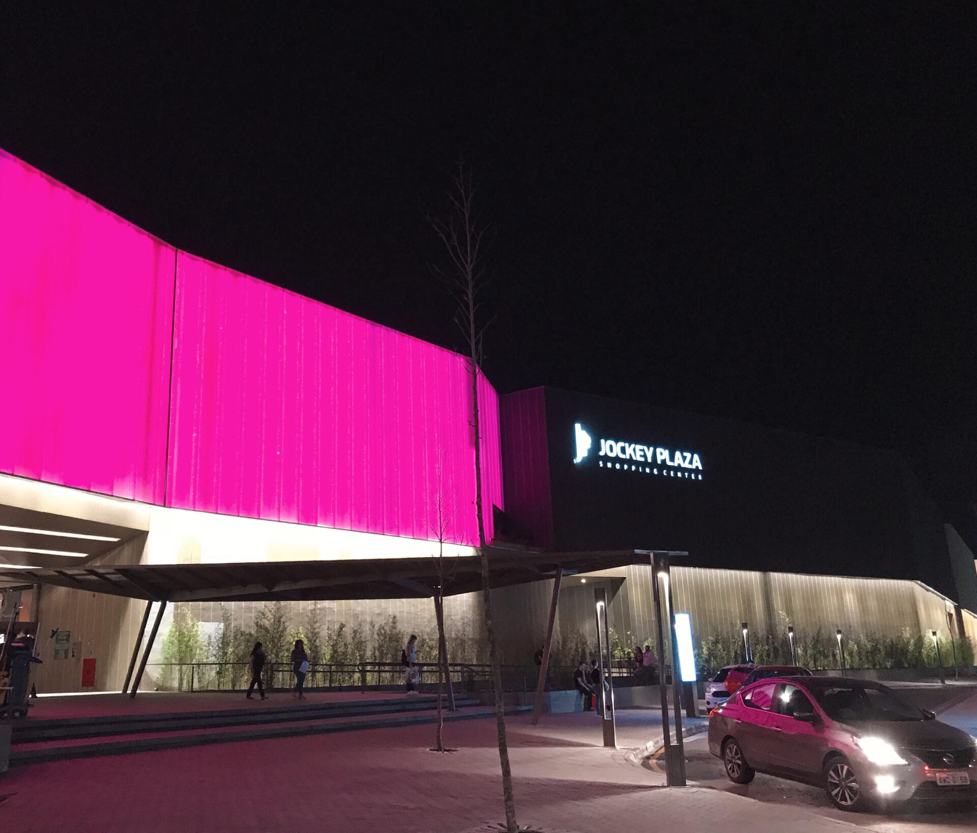 fachada cor de rosa durante todo o mês de outubro Jockey Plaza