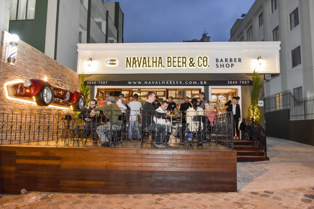 Navalha cervejeira: Bar e barbearia amplia carta de cervejas