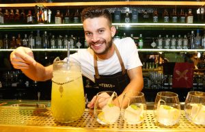 Punch Academy: bar abre espaço na bancada para o ensino de drinks