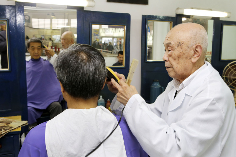 Seu Antônio, o barbeiro de gerações de curitibanos, vai se aposentar no fim do mês