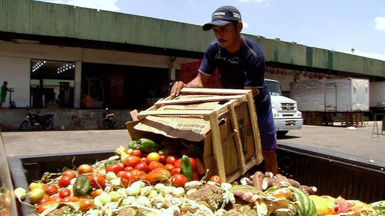 Supermercados desperdiçam R$ 3,9 bi em alimentos por ano, diz Abras