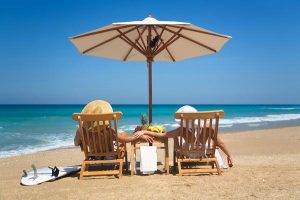 Estudo alerta: guarda-sol não protege dos raios UV e pode até aumentar o risco de queimaduras