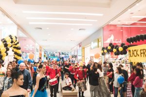 Banda de música e cortejo natalino marcam chegada do Papai Noel ao Ventura Shopping