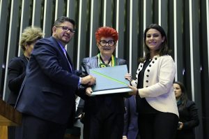 Em Brasília, Ety Gonçalves Forte recebe a Medalha Mérito Legislativo