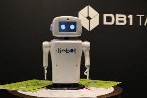 Tinbot, primeiro robô brasileiro com Inteligência Artificial, desembarca em Floripa e participa do RD Summit