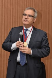 Escola Judicial do TJPE entrega medalha de honra ao professor Luiz Guilherme Marinoni
