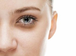 Conheça opções cirúrgicas para área dos olhos, que tem pele mais fina e sofre com flacidez