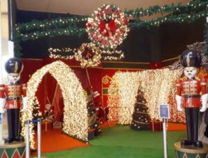 A Magia do Natal tem endereço: a Casa do Papai Noel com túnel iluminado no PolloShop