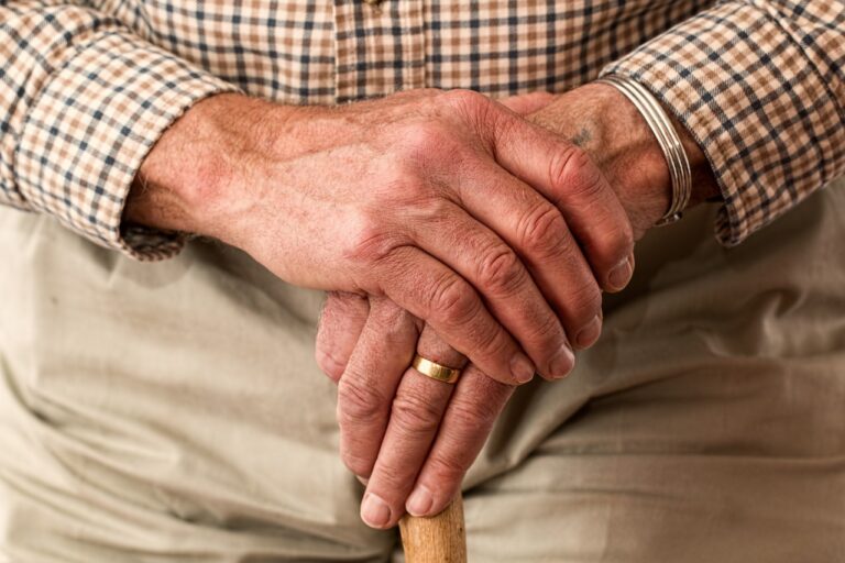 Mercado de trabalho para cuidadores de idosos cresce 547% nos últimos dez anos