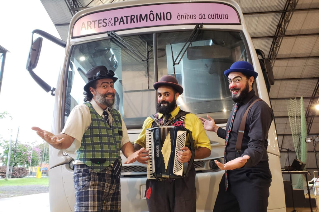 Ônibus da Cultura tem apresentações de circo e música nos próximos dias