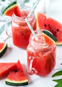 3 receitas de sucos saudáveis para se refrescar no verão