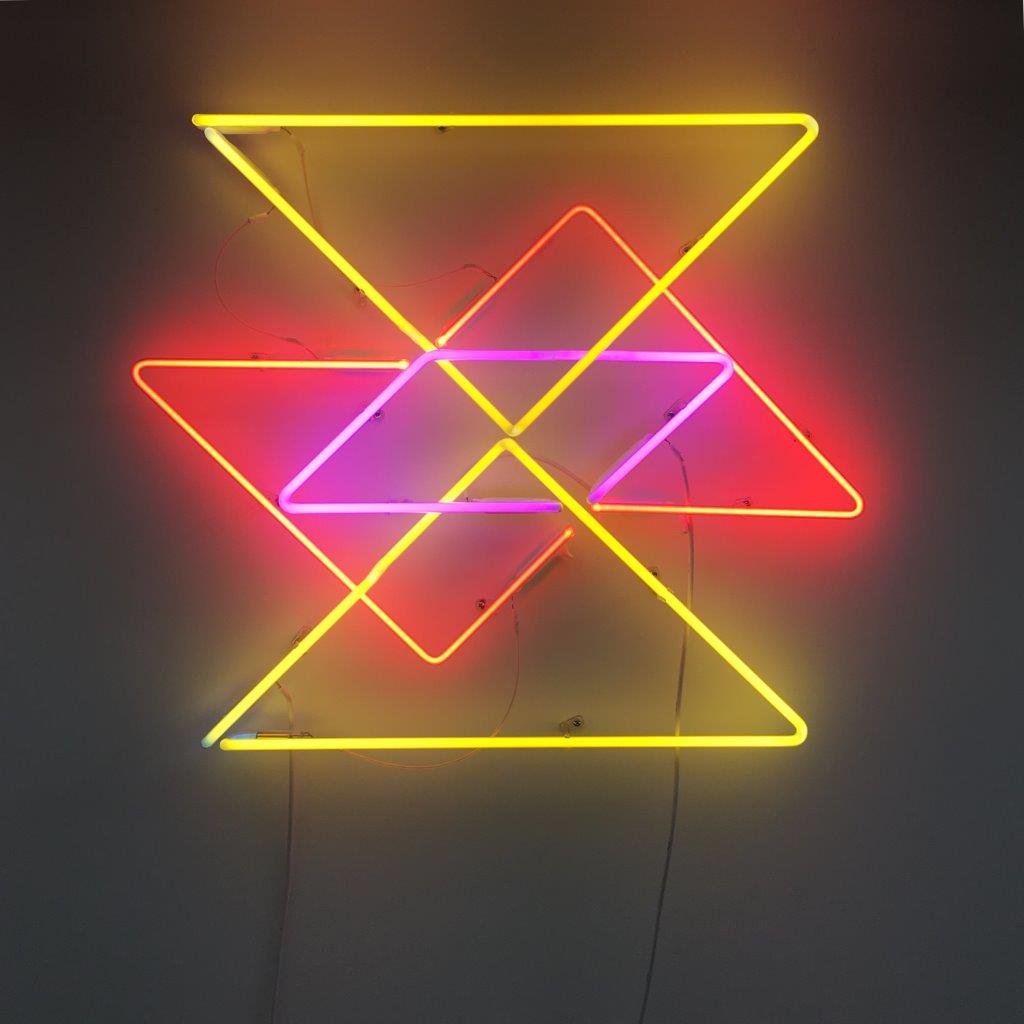 Obras com luzes neon ocupam a SOMA Galeria na exposição de Ale Mazzarolo