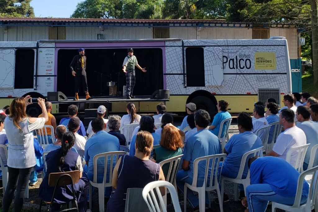 Imigração paranaense no Ônibus Palco em Piraquara