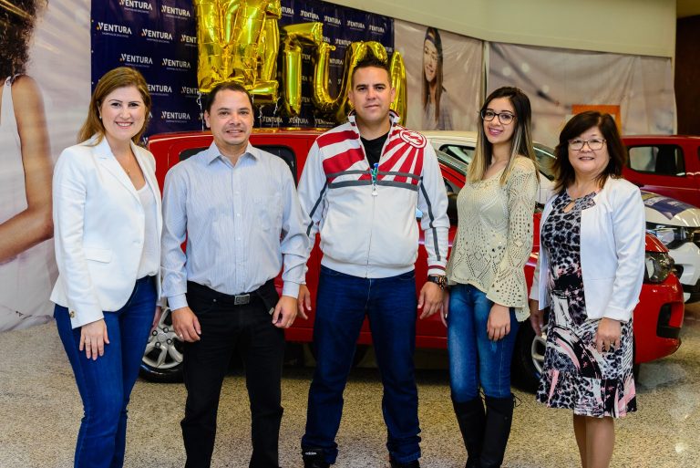 Shopping Ventura entrega carros para ganhadores de promoção