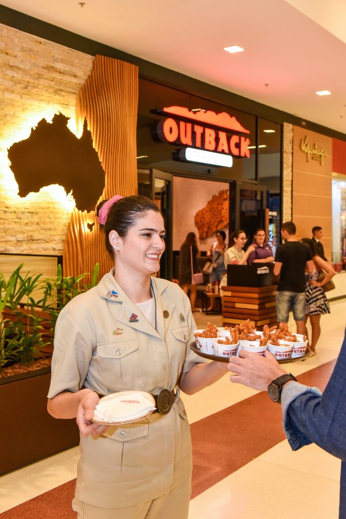 Outback Steakhouse abre 100 vagas de emprego para nova unidade em Curitiba