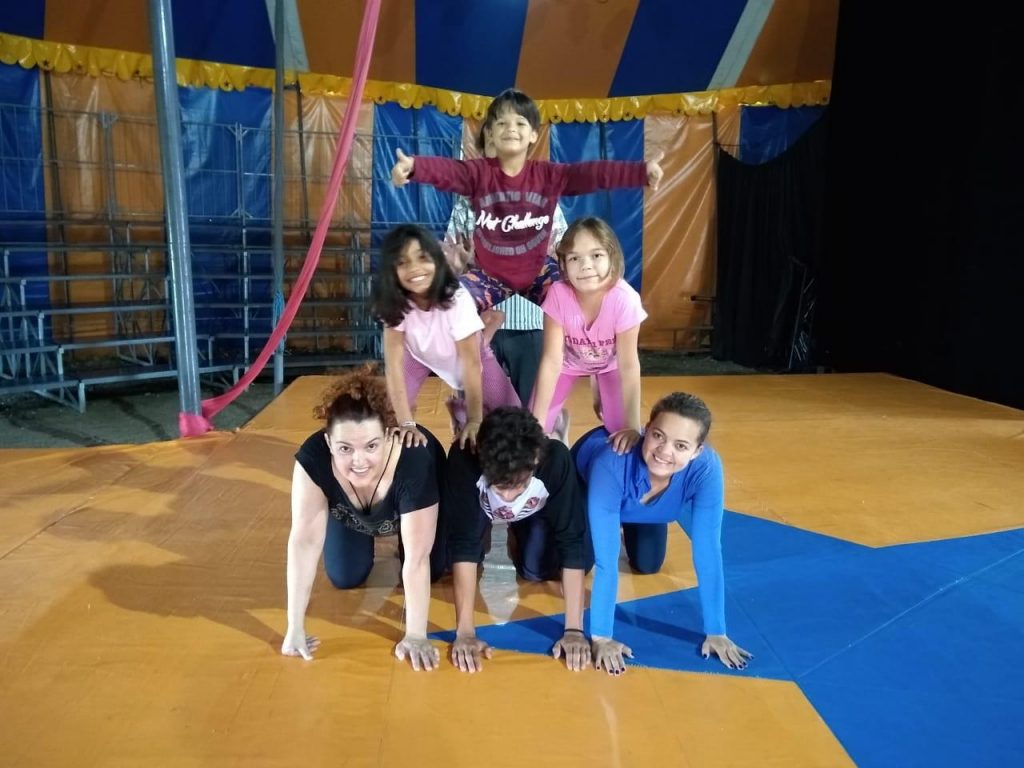Atividades circenses gratuitas para crianças e adultos na Praça dos Menonitas
