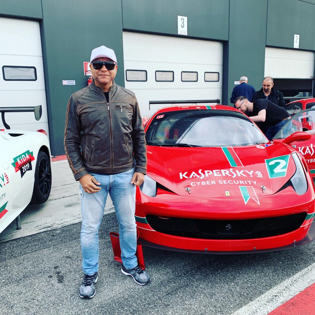 Empresário de Maringá é premiado pela Kaspersky e passeia na icônica Ferrari 458 Challenge na Itália