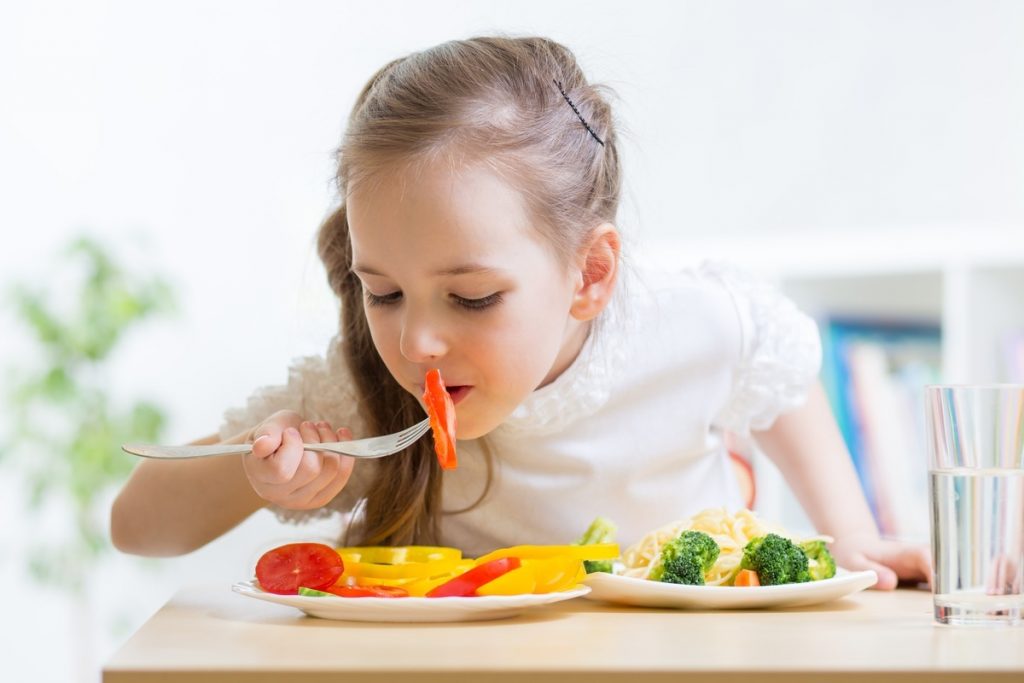 Nutricionista explica que crianças precisam ter, pelo menos, cinco refeições durante o dia