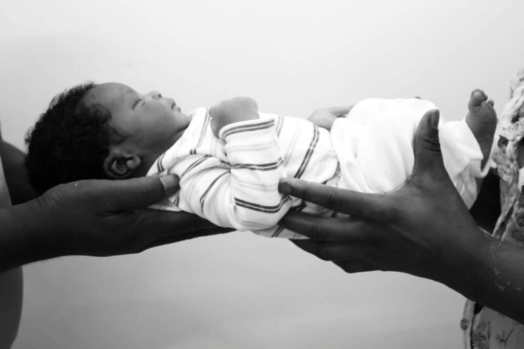 Maternidade de Curitiba retrata os primeiros dias de um bebê em mostra fotográfica gratuita