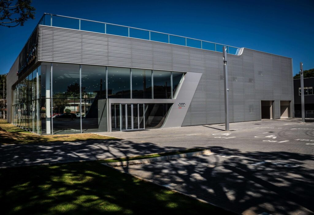 Projetada pelo escritório Luiz Volpato Arquitetura, nova loja da AUDI com padrão internacional é inaugurada em Curitiba