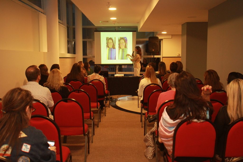 Hotel Pestana Curitiba recebeu dezenas de mulheres para uma tarde aromática, em homenagem ao dia das mães