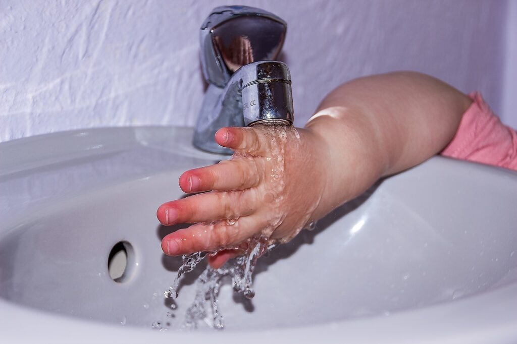 Lavar as mãos evita doenças e salva vidas