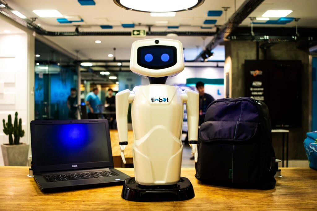 Robô brasileiro com Inteligência Artificial debate tendências para vendas online