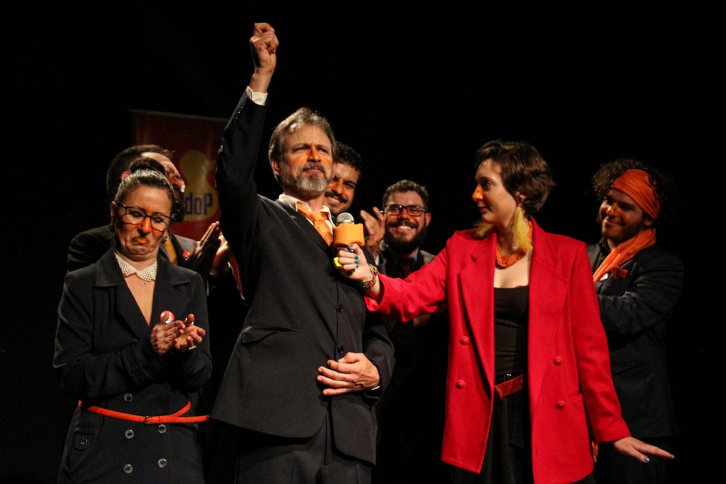 Espetáculo “Os PsicoPatos, uma sátira política” estreia no Teatro José Maria