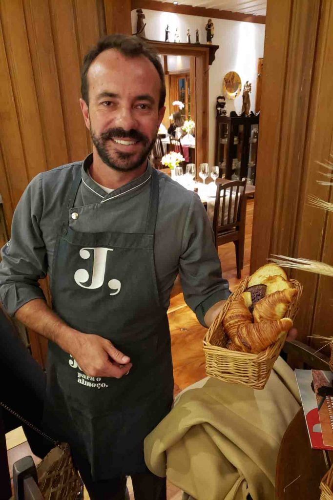 Chef Giuliano Hahn lança menu especial todo feito no forno a lenha