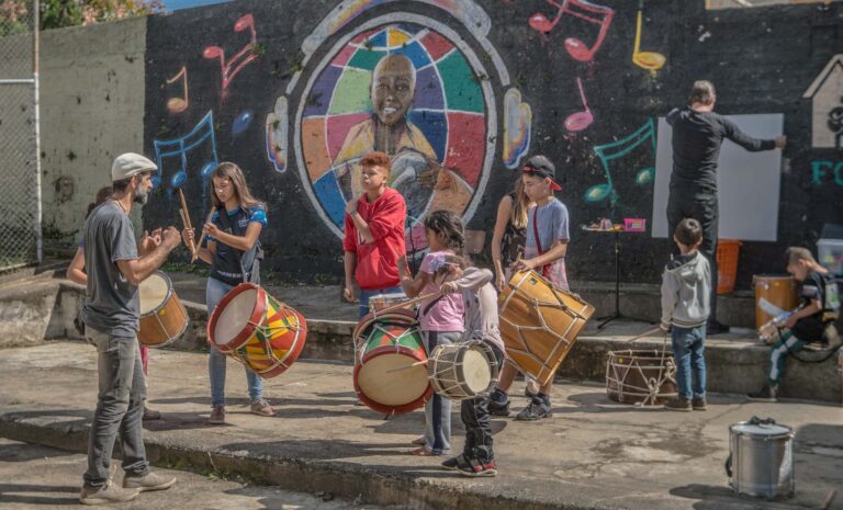 Campanha apadrinhada por estrelas internacionais da música possibilita ajudar crianças de instituição curitibana