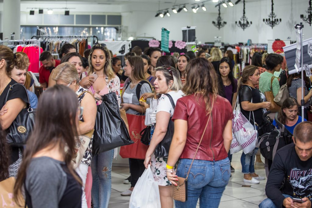 Bazar em Curitiba traz grandes marcas com até 70% de desconto
