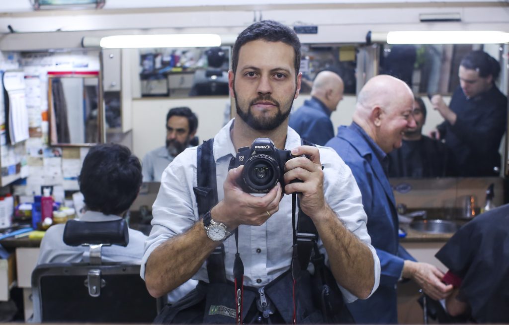 Grilo Gringo Custom House comemora 5 anos com a exposição fotográfica “Barba, cabelo e bigode”