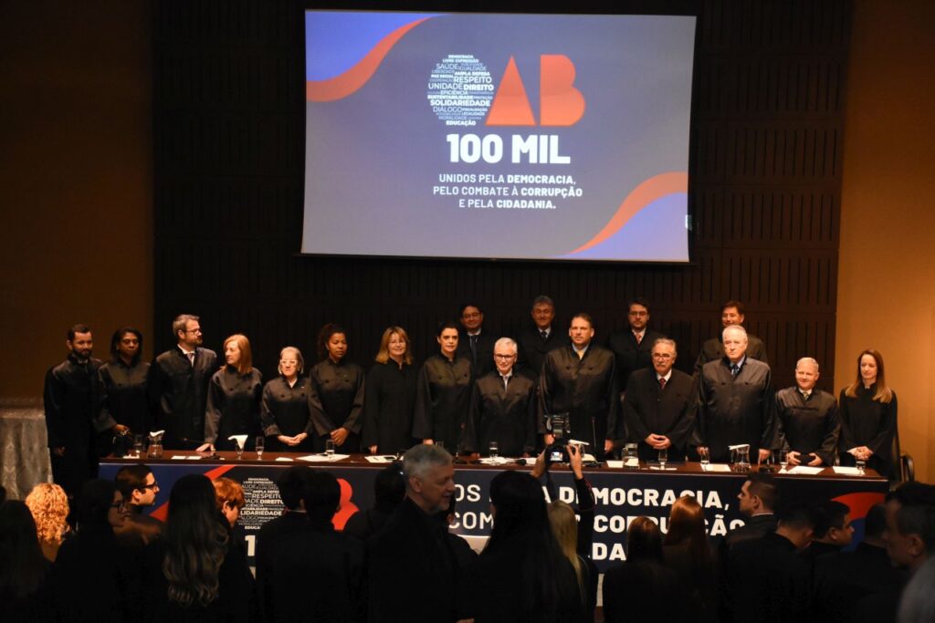 CAA/PR participa de solenidade festiva de compromisso coletivo na OAB Paraná