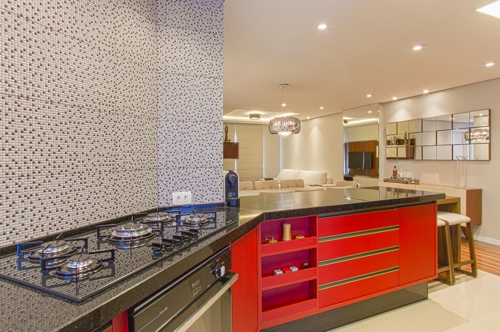 Cozinha vermelha rouba a cena em projeto de interiores