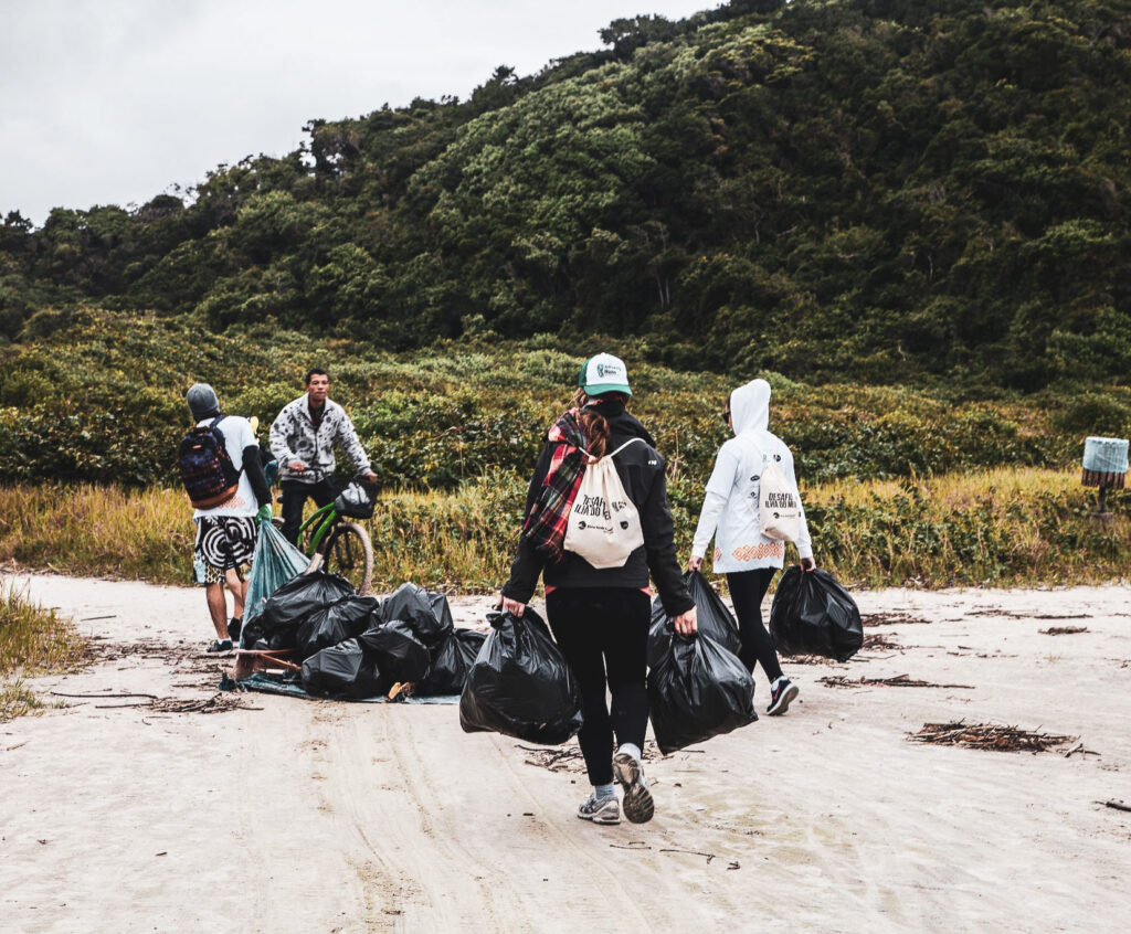 Davines e Parceiros do Mar promovem mutirão de limpeza em praia do Paraná