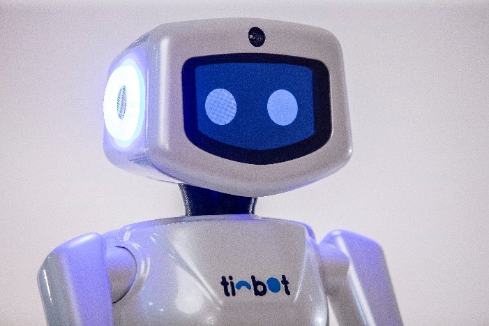 Robô com inteligência artificial é o novo colaborador da Becomex para auxiliar na gestão de projetos