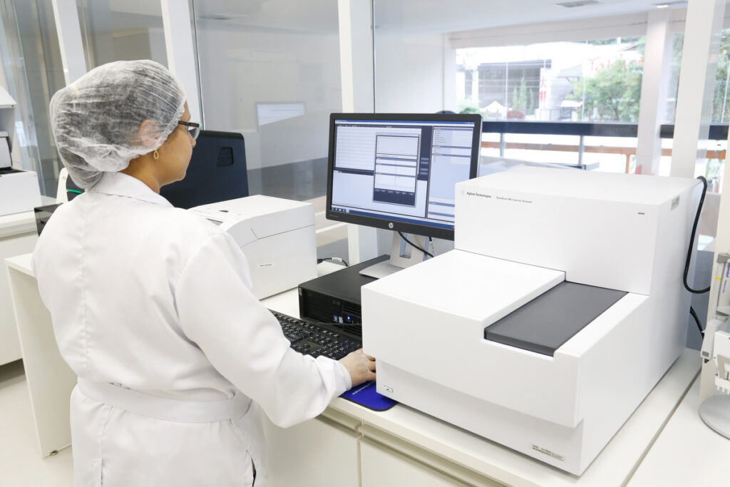 Laboratório apresenta área especializada em diagnóstico genético molecular
