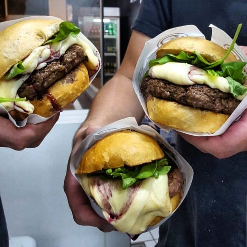 SINA FCB passa a produzir mais burgers de aligot para atender demanda 