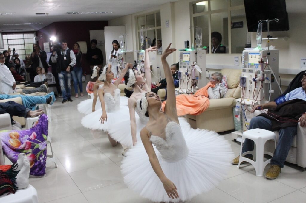 Pacientes de hemodiálise tiveram apresentações do Ballet Bolshoi em Curitiba