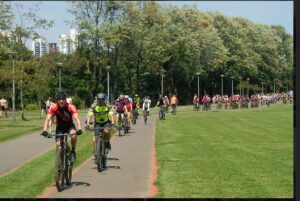 Ciclistas de Curitiba apoiam o Outubro Rosa