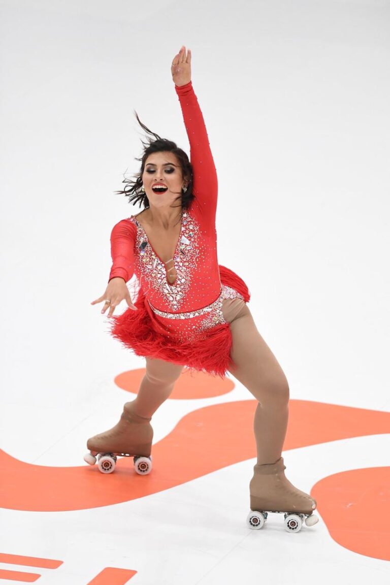 Campeã mundial de patinação artística dá aulas para crianças em Joinville