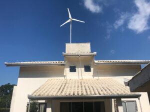 Residência no litoral catarinense utiliza vento para geração de energia limpa