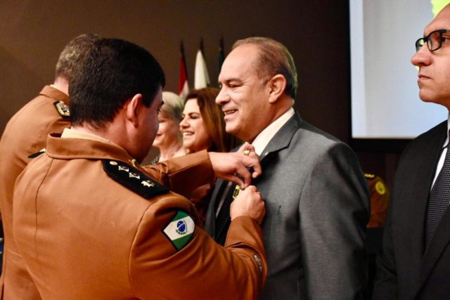 Presidente do CREF9/PR Antonio Eduardo Branco, recebendo homenagem - Foto: Bebel Ritzmann