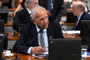 Senador Oriovisto propõe redução salarial de políticos e bônus para funcionalismo na PEC emergencial