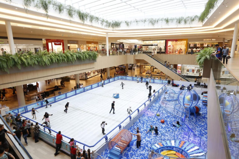 Jockey Plaza Shopping recebe a maior pista de patinação no gelo de Curitiba