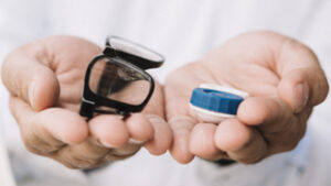 Redobre os cuidados com a higienização dos óculos e lentes de contato em tempo de coronavírus