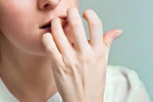 Hábito de roer as unhas aumenta o risco de contágio com Coronavírus