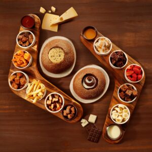 Outback apresenta seu novo fondue mix com mais queijos e dois tipos de chocolate para combinar