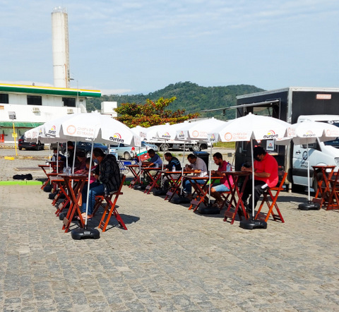 Equipe Chef´s da Estrada leva carinho e refeições a cabines dos caminhoneiros no Porto de Paranaguá nesta terça