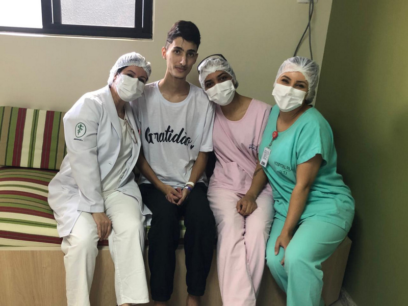 Jovem paciente em estado grave de saúde se recupera e presenteia equipe do Pilar Hospital com uma faixa de agradecimento